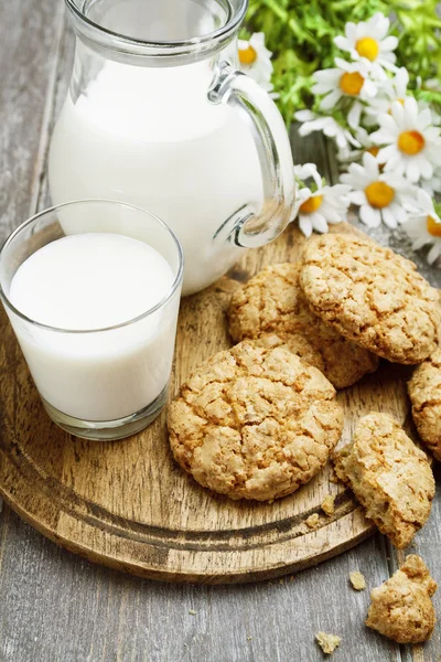 Milk and oatmeal cookies — Stock Photo, Image