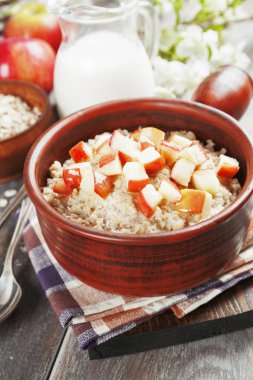 Karamelize elmalı yulaf lapası 