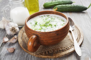 salatalık, yoğurt ve taze otlar ile yaz çorbası