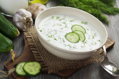 salatalık, yoğurt ve taze otlar ile yaz çorbası