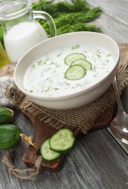 salatalık, yoğurt ve taze otlar ile yaz çorbası