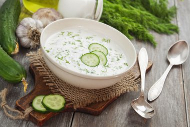 salatalık, yoğurt ve taze otlar ile yaz çorbası