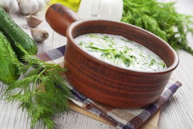 salatalık, yoğurt ve taze otlar ile yaz çorbası