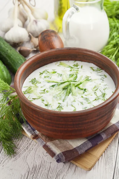 Sopa de verão com pepinos, iogurte e ervas frescas — Fotografia de Stock