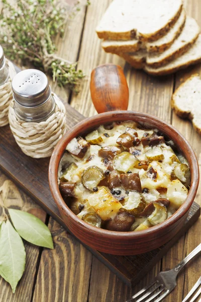 Nier, gestoofd met aardappels en augurken — Stockfoto