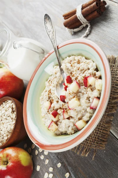 Tarçın ve karamelize elma püresi 