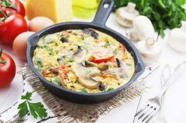 Omlet mantar ve domates. Frittata 