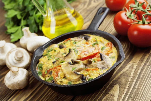 Omelet met champignons en tomaten. Frittata — Stockfoto