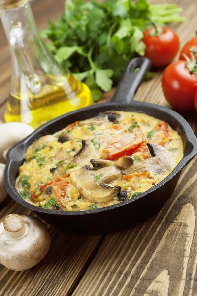 Omelett mit Pilzen und Tomaten. Frittata — Stockfoto