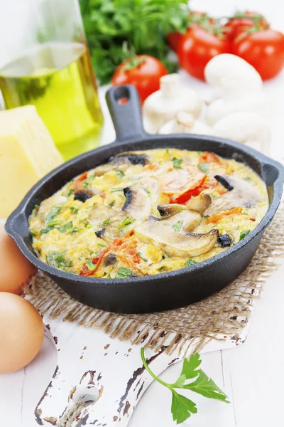 Omelete com cogumelos e tomates. Frittata — Fotografia de Stock