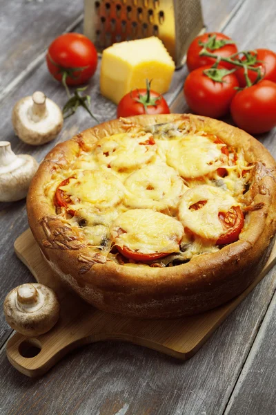 Pie with mushrooms and tomatoes — Stock Photo, Image