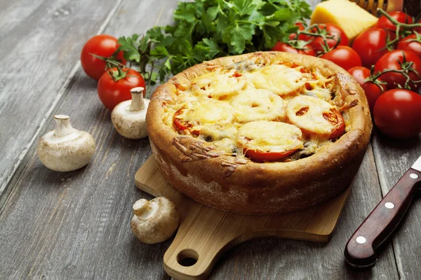 Pie with mushrooms and tomatoes — Stock Photo, Image