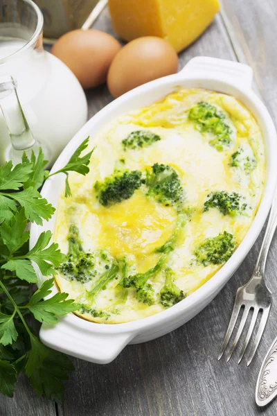 Broccoli, coapte cu brânză și ou — Fotografie, imagine de stoc