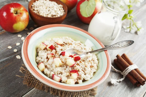 Tarçın ve karamelize elma püresi 