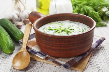 salatalık, yoğurt ve taze otlar ile yaz çorbası