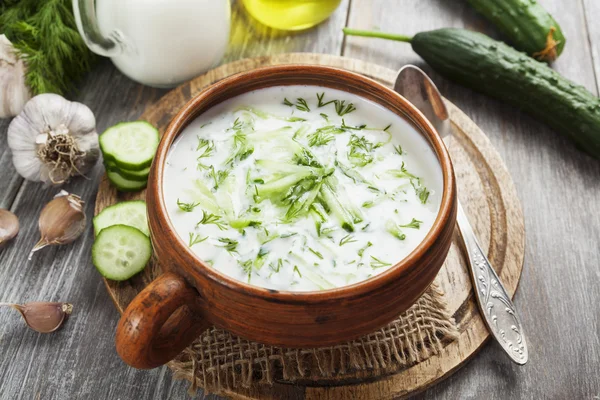 Sommersuppe mit Gurken, Joghurt und frischen Kräutern — Stockfoto