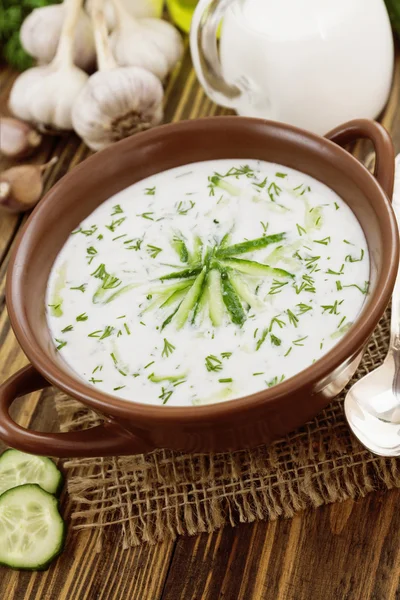 Sopa de verão com pepinos, iogurte e ervas frescas — Fotografia de Stock