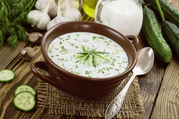Летний суп с огурцами, йогуртом и свежими травами — стоковое фото
