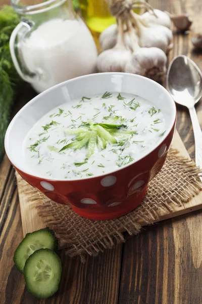 Sopa de verão com pepinos, iogurte e ervas frescas — Fotografia de Stock