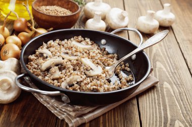 Mantarlı karabuğday lapası.