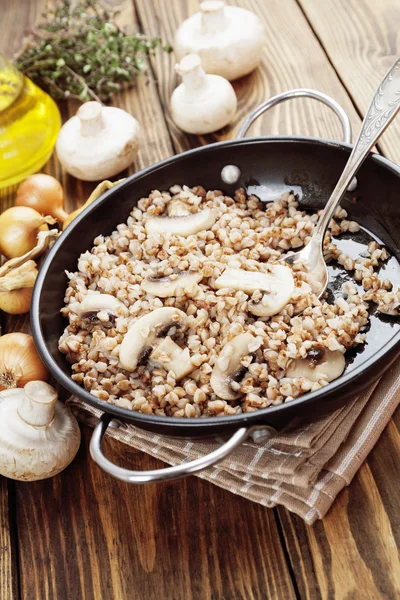 Buchweizenbrei mit Pilzen — Stockfoto