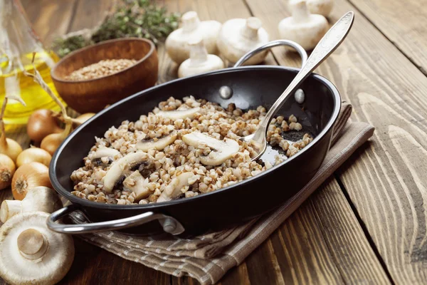 Buchweizenbrei mit Pilzen — Stockfoto