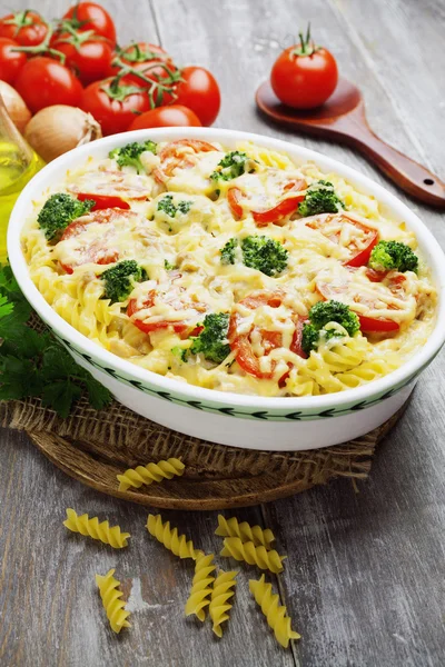 Casserole with pasta, broccoli and tomatoes — Stock Photo, Image