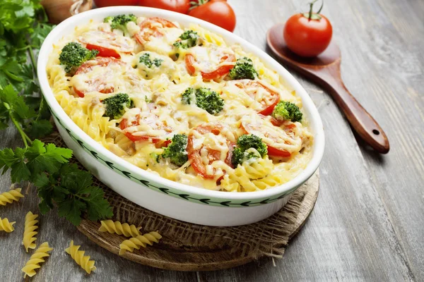 Casserole with pasta, broccoli and tomatoes — Stock Photo, Image