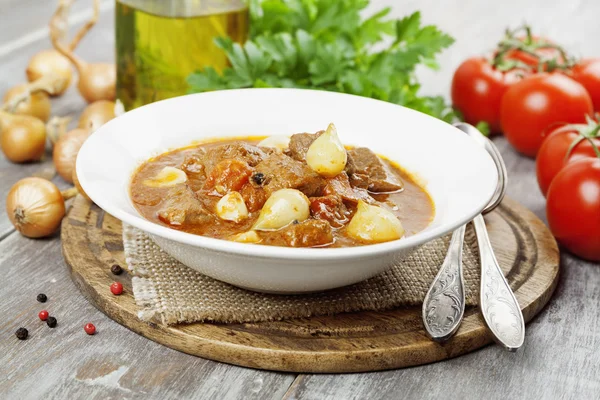 Stufati di manzo con cipolle e pomodori, stifado — Foto Stock