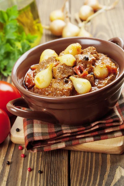 Carne de vaca cozida com cebolas e tomates, stifado — Fotografia de Stock