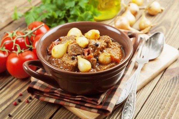 Stufati di manzo con cipolle e pomodori, stifado — Foto Stock