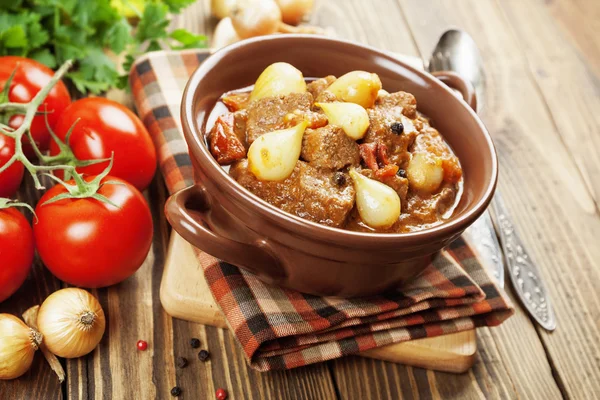 Geschmortes Rindfleisch mit Zwiebeln und Tomaten, stifado — Stockfoto