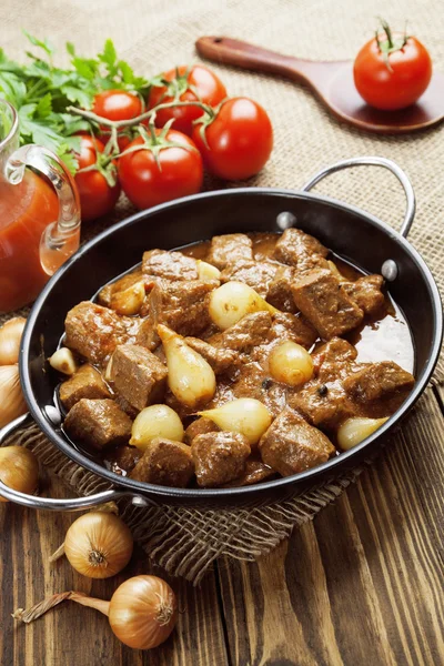 Carne de vaca cozida com cebolas e tomates, stifado — Fotografia de Stock