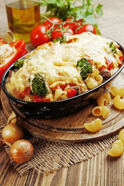 Casserole with meat, pasta, broccoli and tomatoes — Stock Photo, Image