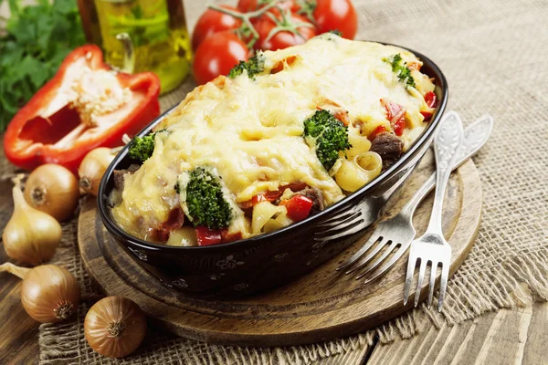 Casserole with meat, pasta, broccoli and tomatoes — Stock Photo, Image