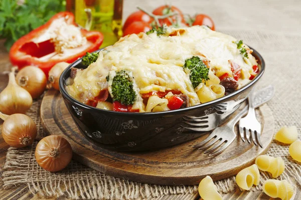 Casserole with meat, pasta, broccoli and tomatoes — Stock Photo, Image