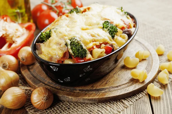 Gryta med kött, pasta, broccoli och tomat — Stockfoto