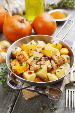 Kabak, patates ve baharatlar ile tavuk güveç