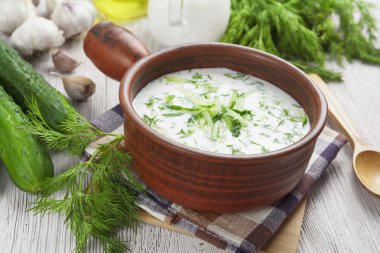salatalık, yoğurt ve taze otlar ile yaz çorbası