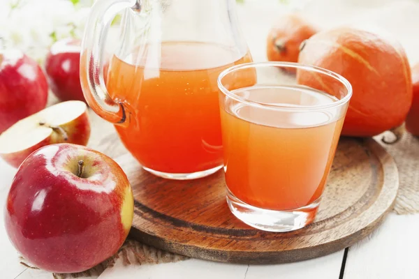 Jugo de manzanas y calabazas — Foto de Stock