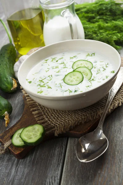 Zomer soep met komkommers, yoghurt en verse kruiden — Stockfoto