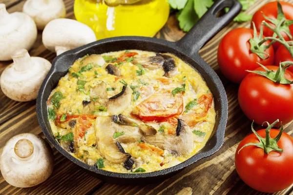 Tortilla con champiñones y tomates. Frittata — Foto de Stock