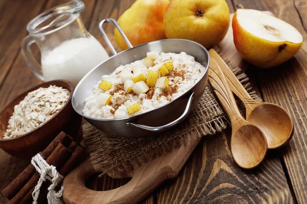 Harina de avena con pera y canela — Foto de Stock