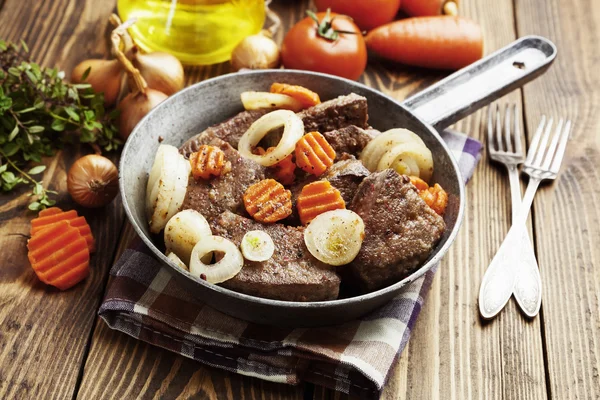 Liver fried with carrot and onion — Stock Photo, Image