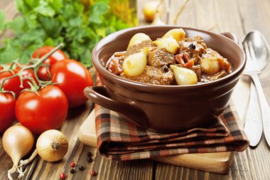 Soğan ve domates, stifado ile haşlanmış Dana