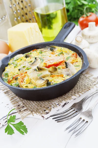 Omelett mit Pilzen und Tomaten. Frittata — Stockfoto