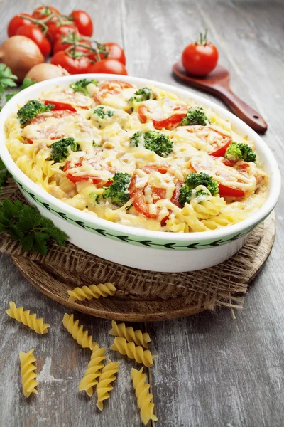 Casserole with pasta, broccoli and tomatoes — Stock Photo, Image