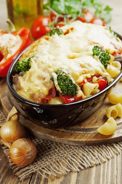 Casserole with meat, pasta, broccoli and tomatoes — Stock Photo, Image