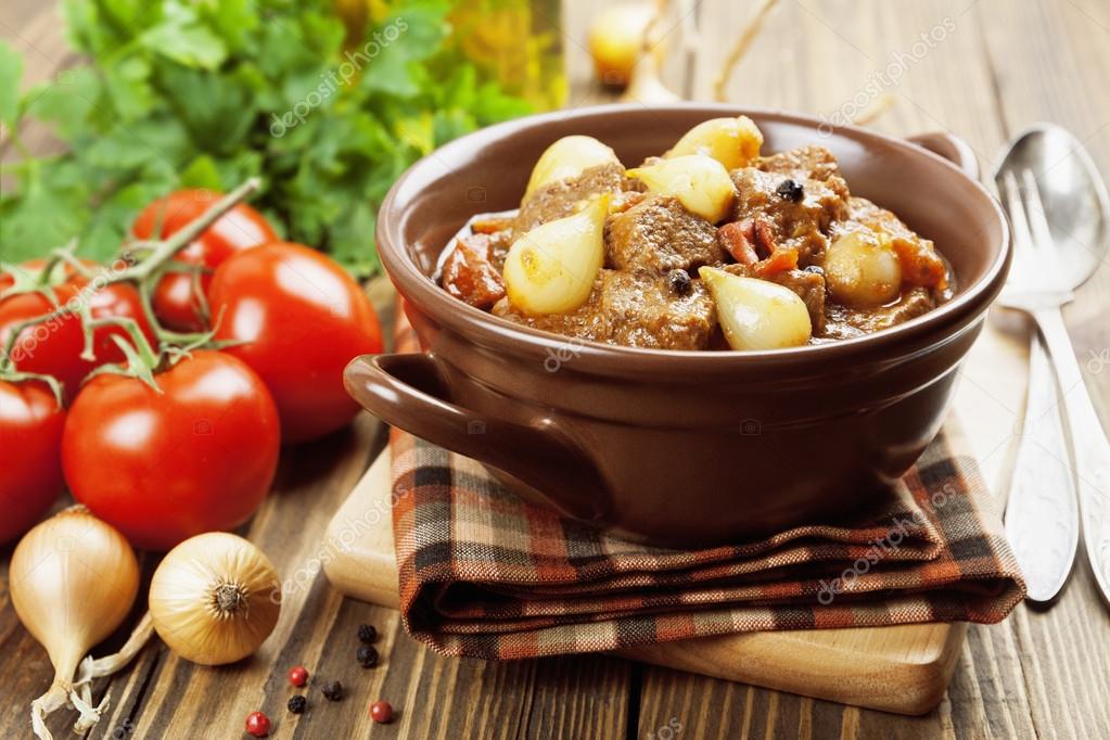 Stewed beef with onions and tomatoes, stifado — Stock Photo