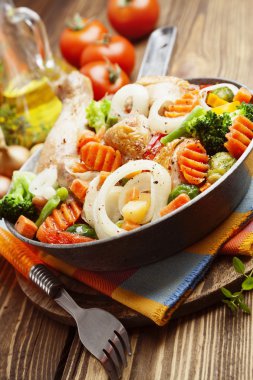 Sebzeli kızarmış tavuk.